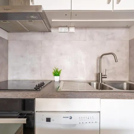 Apartment In-out - Heart Of Convenient Flat, Wifi 92 *