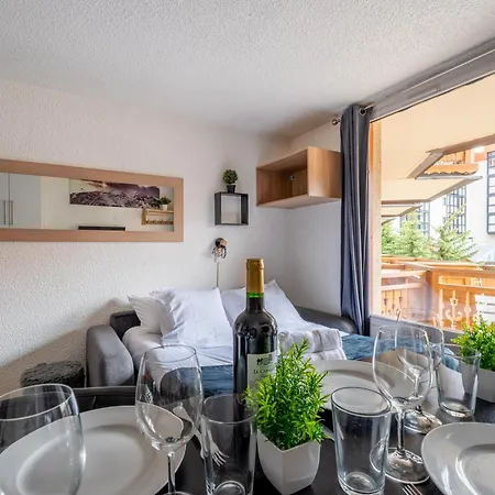 In-out - Heart Of Convenient Flat, Wifi 92 Apartment *